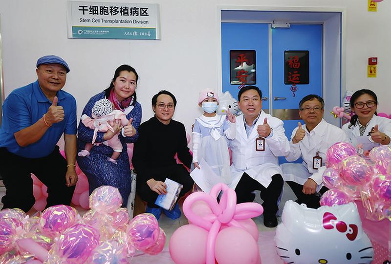 &nbsp;&nbsp;&nbsp;&nbsp;出舱仪式上,妮娜从医护人员手中接过她最