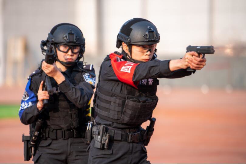 川渝女特警开展联合警务直播|特警_新浪财经_新浪网