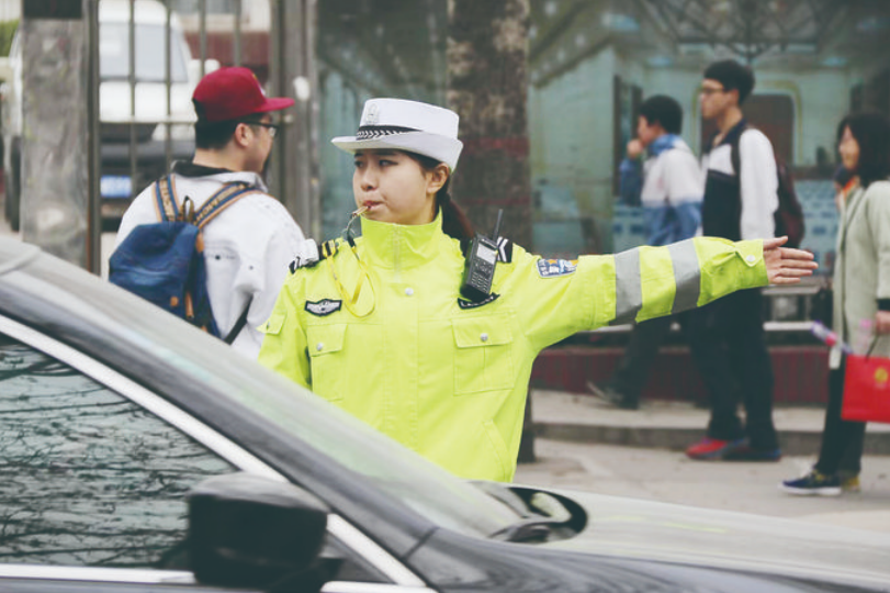 临汾市公安局交通警察支队女辅警在疏导交通.