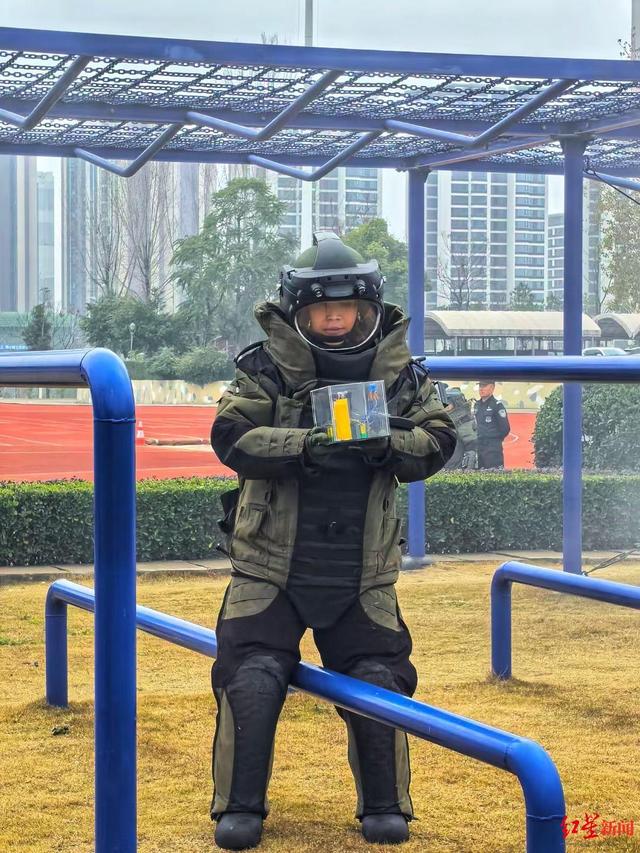 90后女排爆手:真实排爆比电影情节更危险|排爆手_新浪财经_新浪网