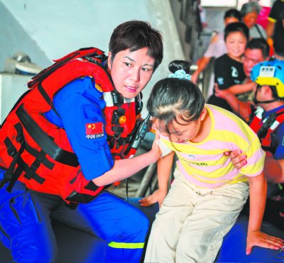 救援时,这抹蓝色让群众心安.