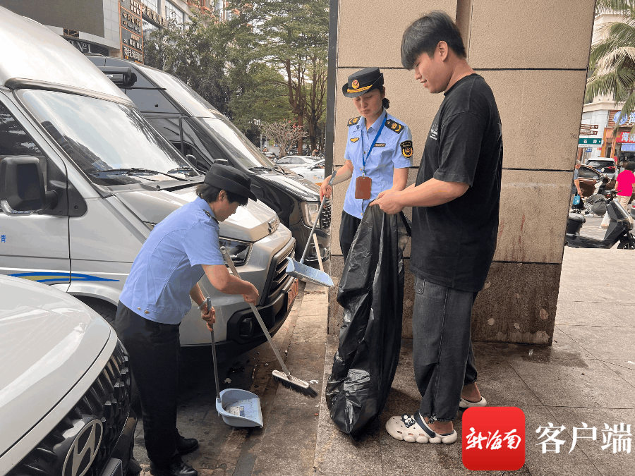 白鹭女子执法队队员们帮助商户清扫垃圾。记者 张宏波 摄