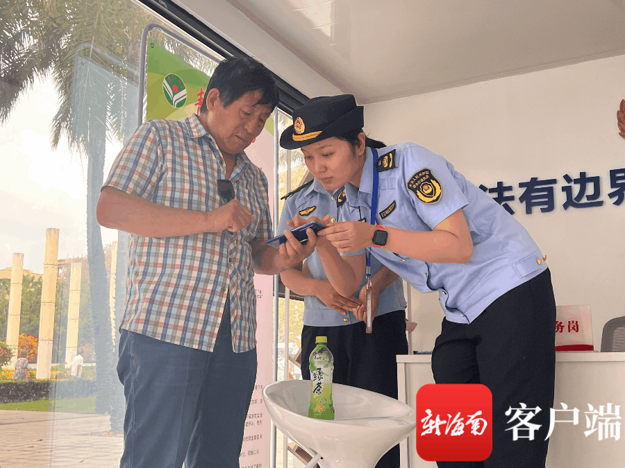 白鹭女子执法队队员李航帮助老人操作手机。记者 张宏波 摄