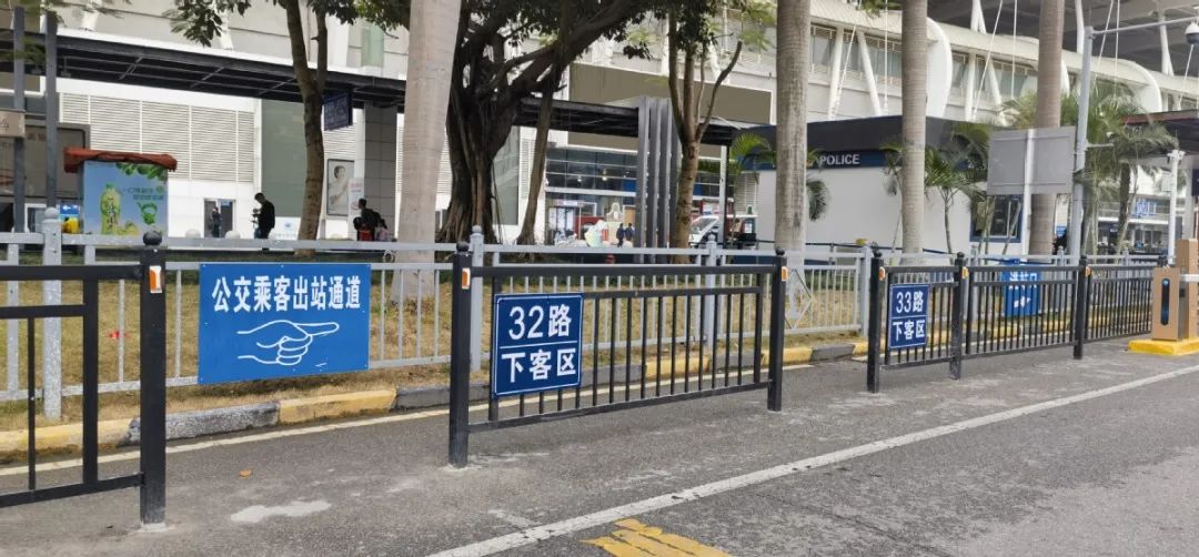 旅客可以根据口岸广场和人行天桥的指示牌抵达站前广场,从a或b进站