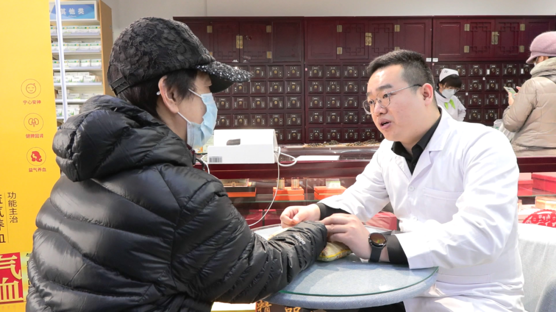 神威大药房中华店的店长,店员接受记者采访气血固本口服液"关注睡眠
