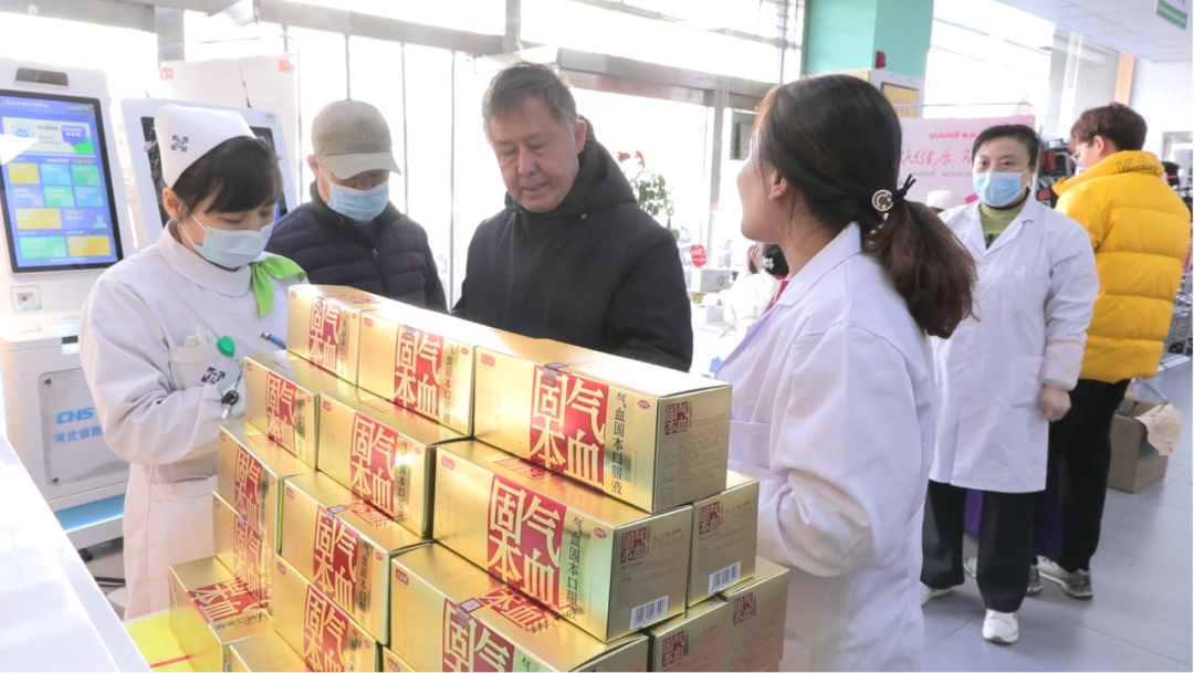 液功效和活动专业的咨询师为市民们答疑解惑神威大药房中华店的店长