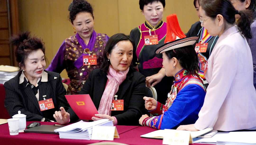 湖南省湘西土家族苗族自治州的滕树静(前左二)委员收到一份"意外惊喜"