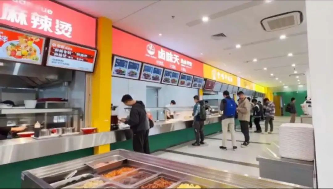周排查,月调度"等食品安全管理制度,促进浦东新区高校食堂规范化建设