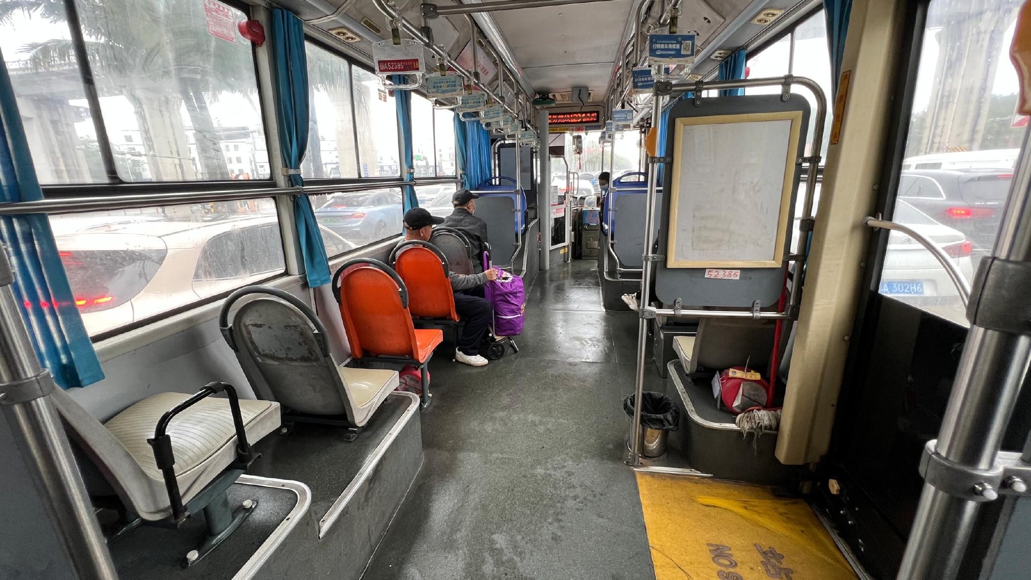 海口市74路公交车是敬老爱老公交专线,上下车处没有台阶,方便老人上