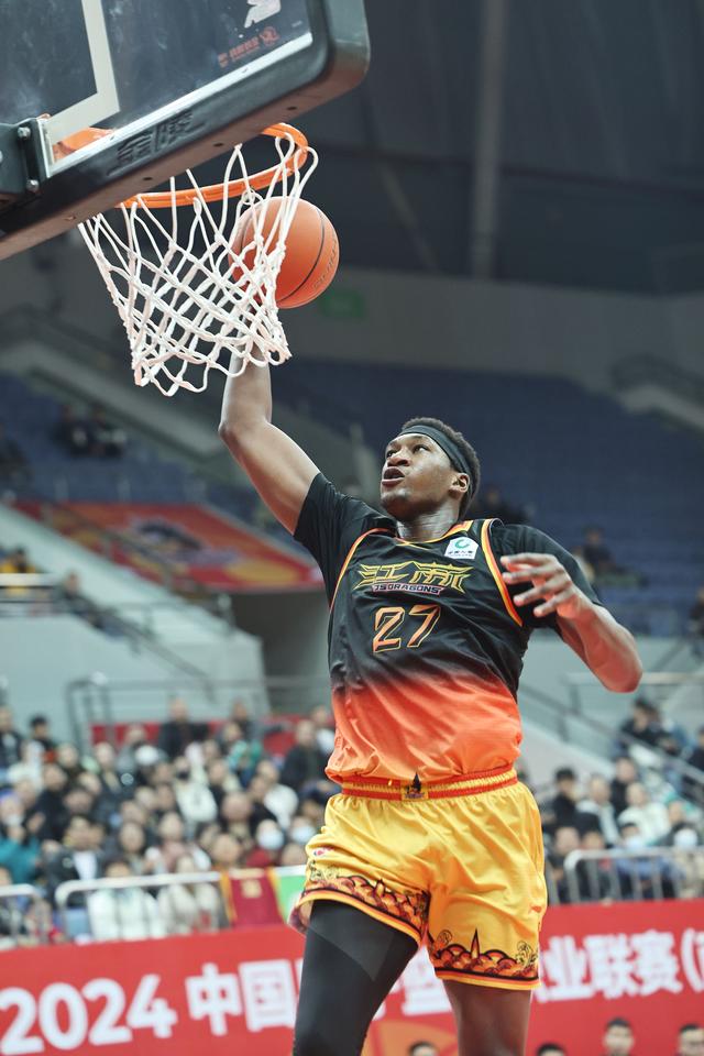 3月9日,江苏肯帝亚队球员卡巴在比赛中扣篮.