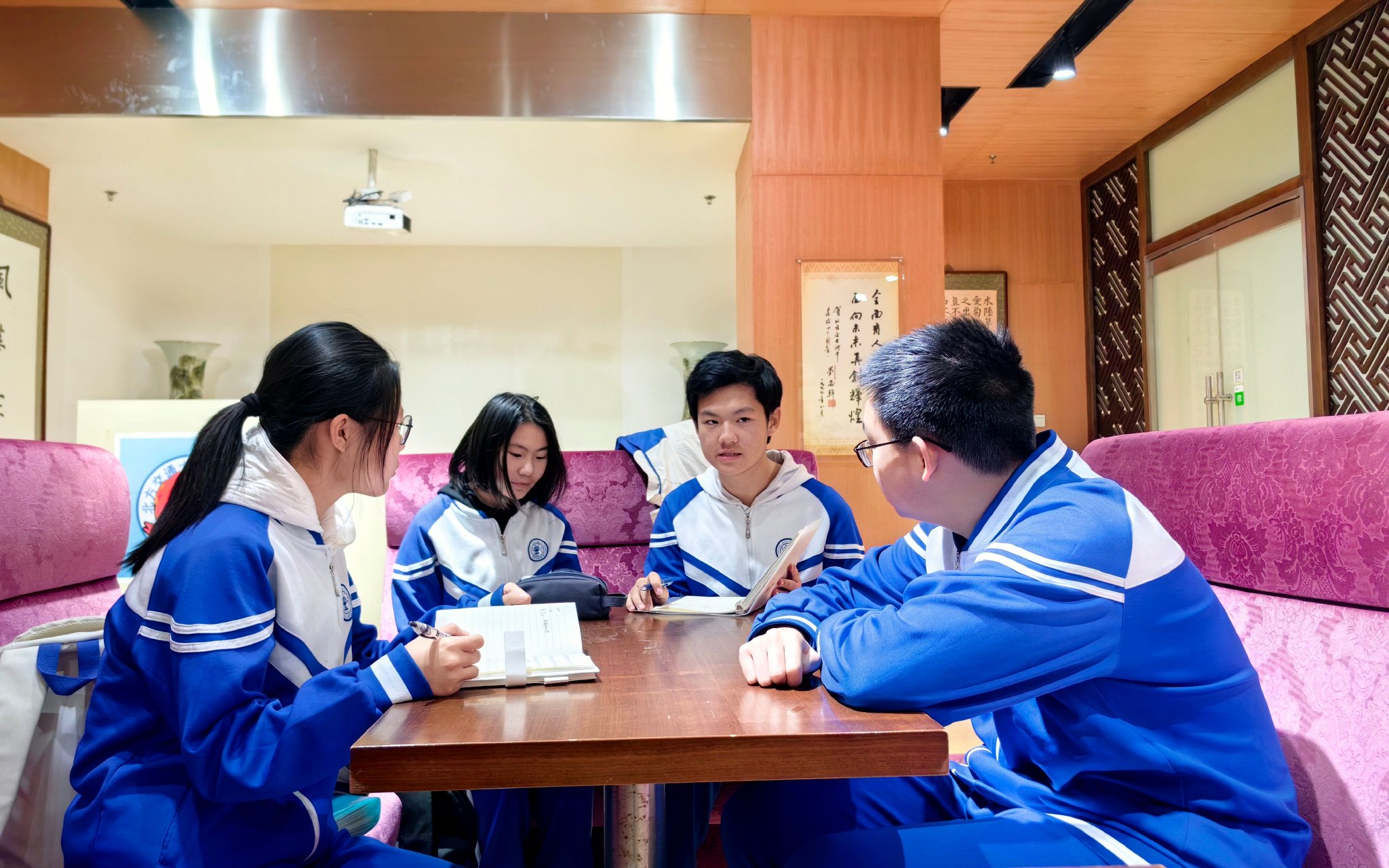 同学们讨论并撰写建议. 受访者供图