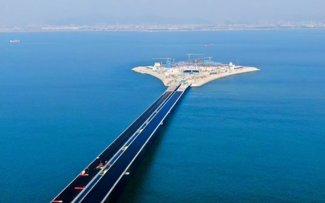 2023年11月27日,深中通道西人工岛,形似巨大的风筝.图/新华