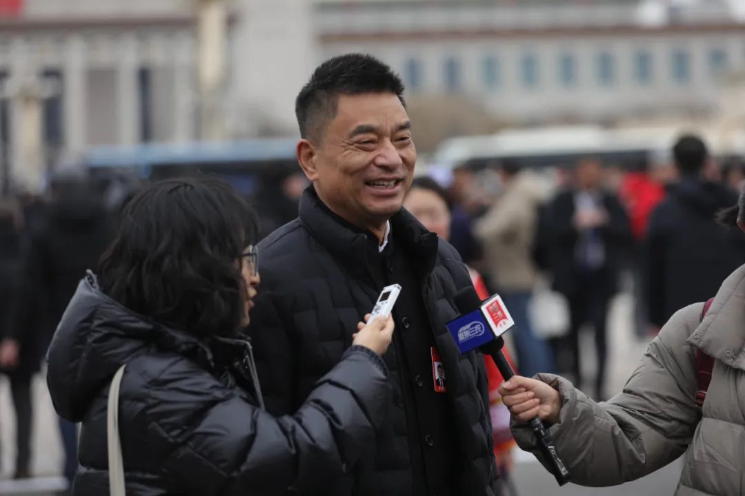 全国政协委员,新希望集团董事长刘永好:不怕卷不躺平,遇到困难就去