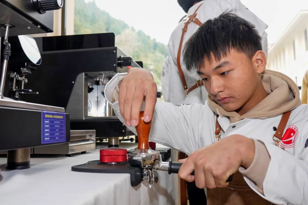 △ 重庆市黔江区民族职业教育中心的学生在实训课上练习制作咖啡。