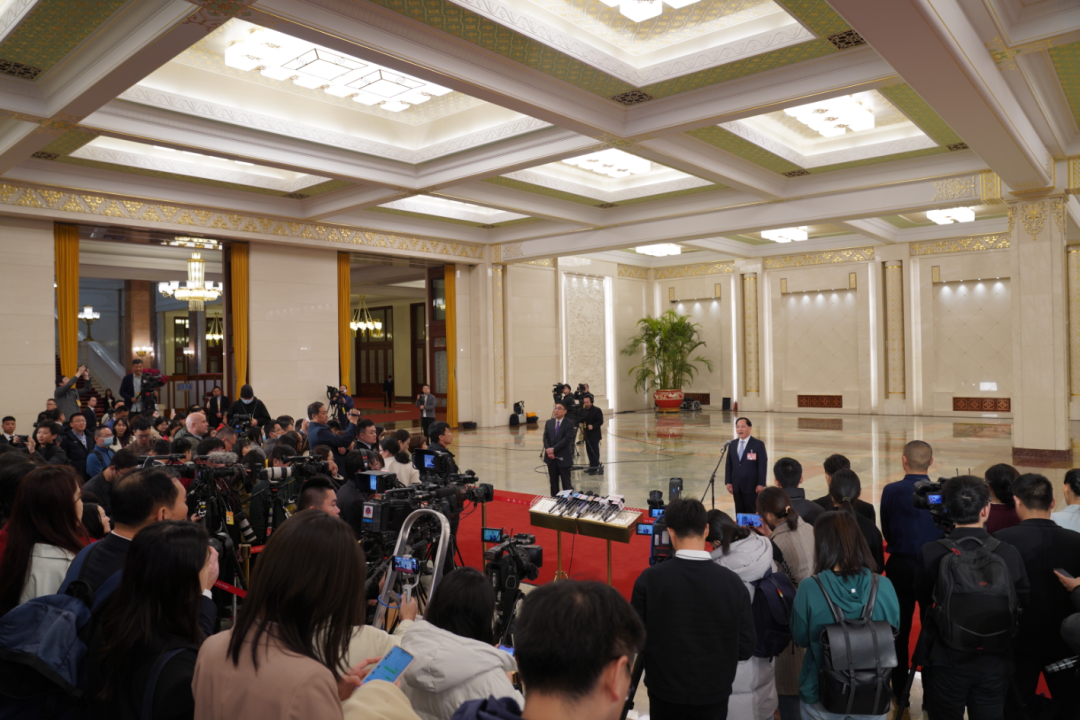 3月8日上午,第二场"部长通道"开启,工业和信息化部部长金壮龙正在接受