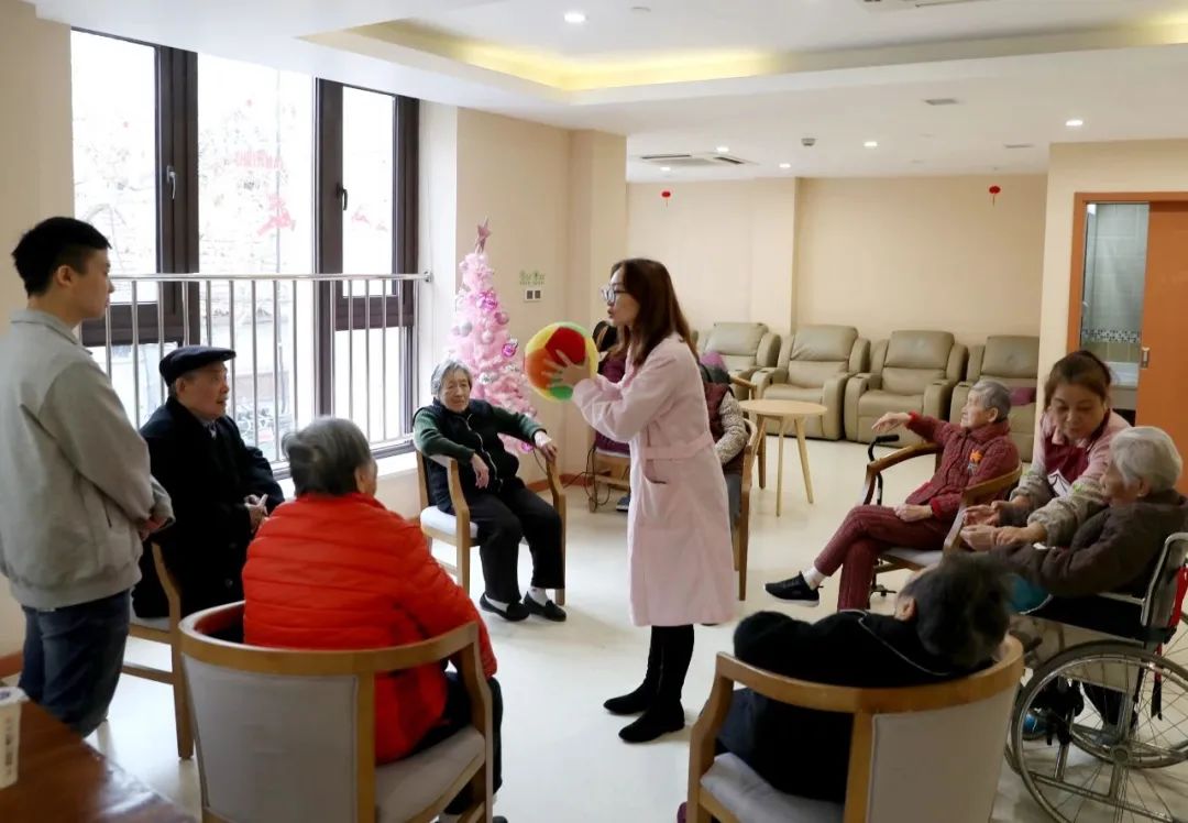 △ 在上海南京西路街道综合为老服务中心，工作人员和老人们互动。