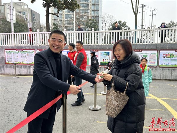 金丹实验学校:小礼物 大关爱