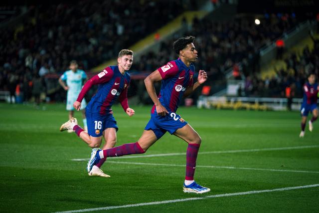 3月8日,巴塞罗那队球员亚马尔(右) 在比赛中庆祝进球.