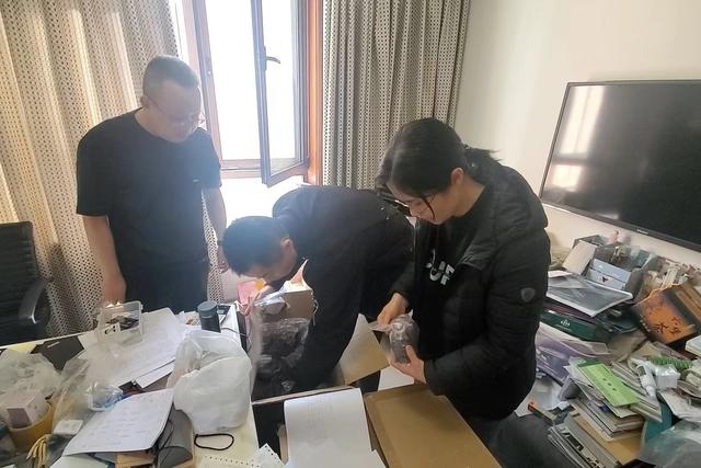王春慧和同事在侦办案件。图源：北京经侦总队