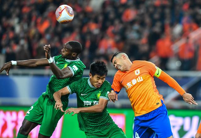 3月9日,北京国安队球员马马杜·特拉奥雷(左),柏杨(中)与山东泰山队