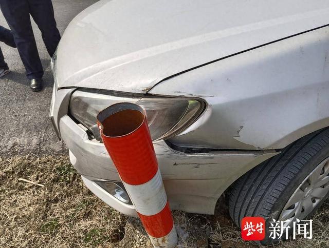 图为小轿车车头撞上反光柱接到该警情后,江宁湖熟交警中队立即安排