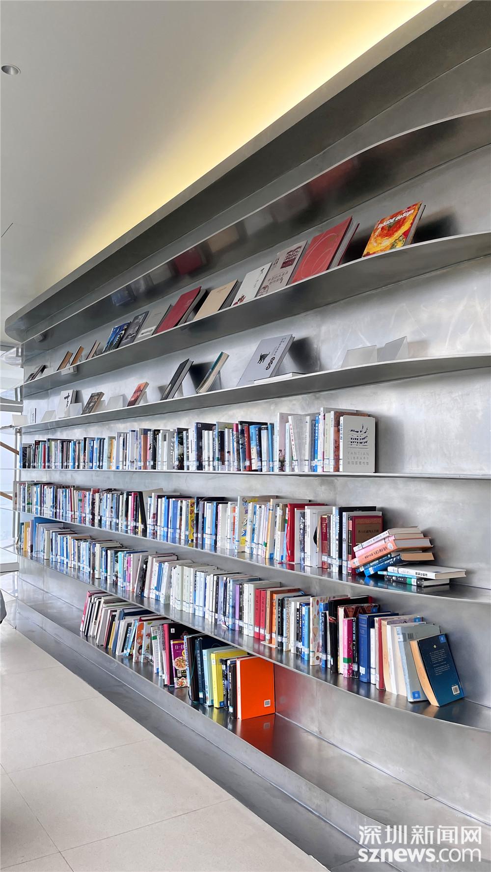 顶层是书吧,游客可边品味香浓咖啡,边欣赏美景.