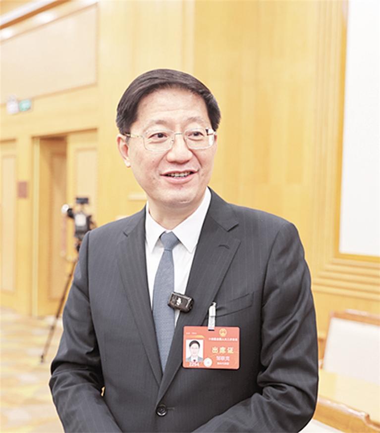 全国人大代表,省教育厅党组书记,厅长邹联克.