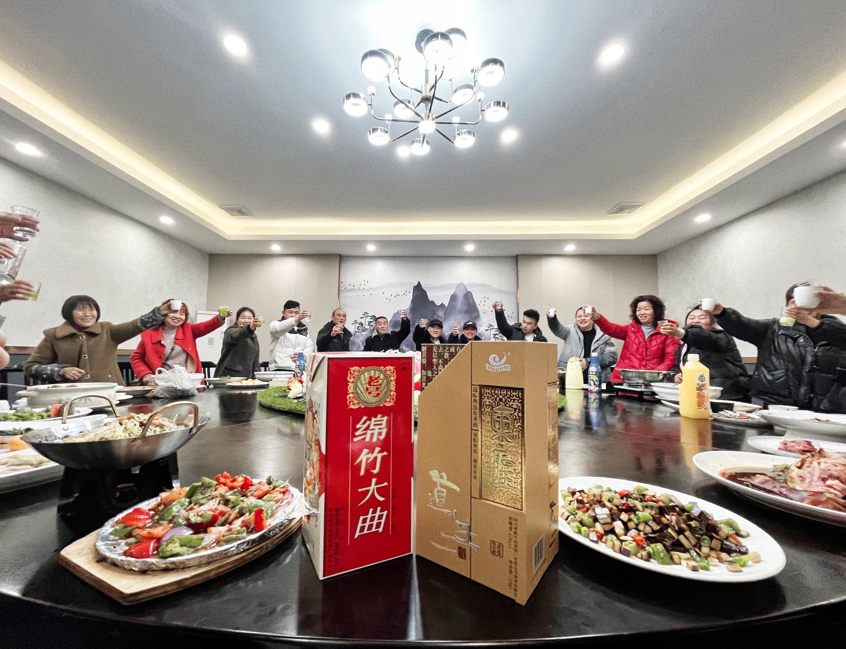 专家点评:一张聚川酒,年味,欢乐大团圆等主题要素在一起的摄影作品,在