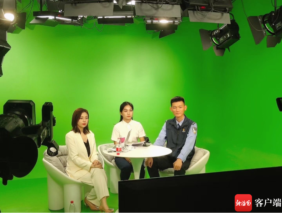 申思丛(左一)在直播中.采访者供图