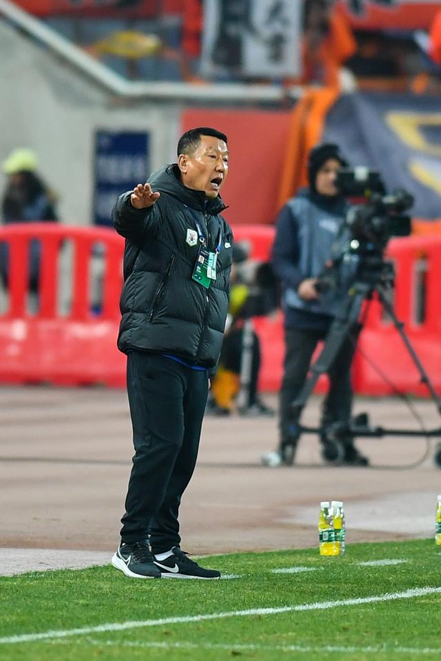 3月9日,山东泰山队主教练崔康熙在场边指挥.