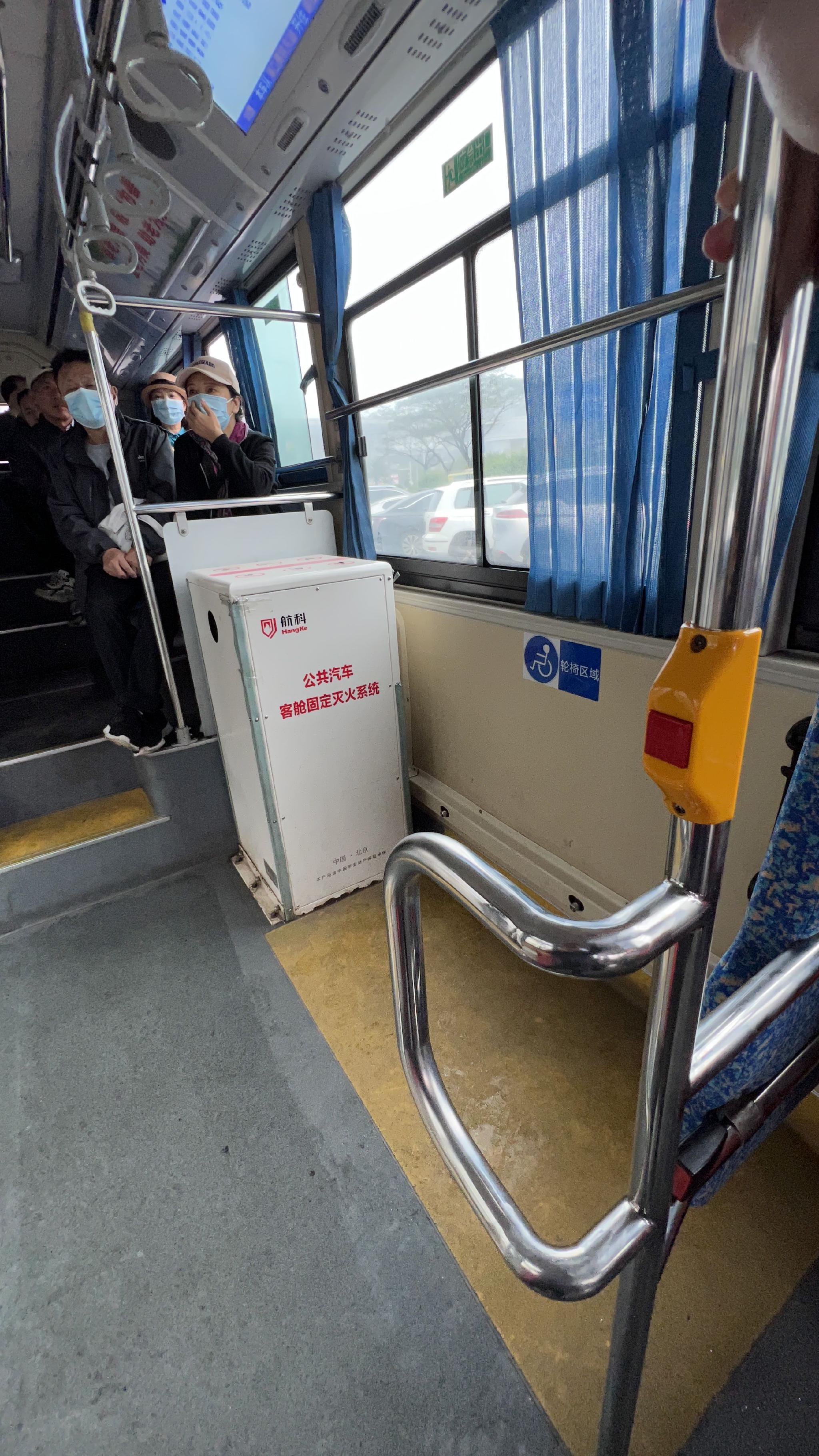 海口市38路公交车是敬老爱老公交专线,上下车处没有台阶,方便老人上