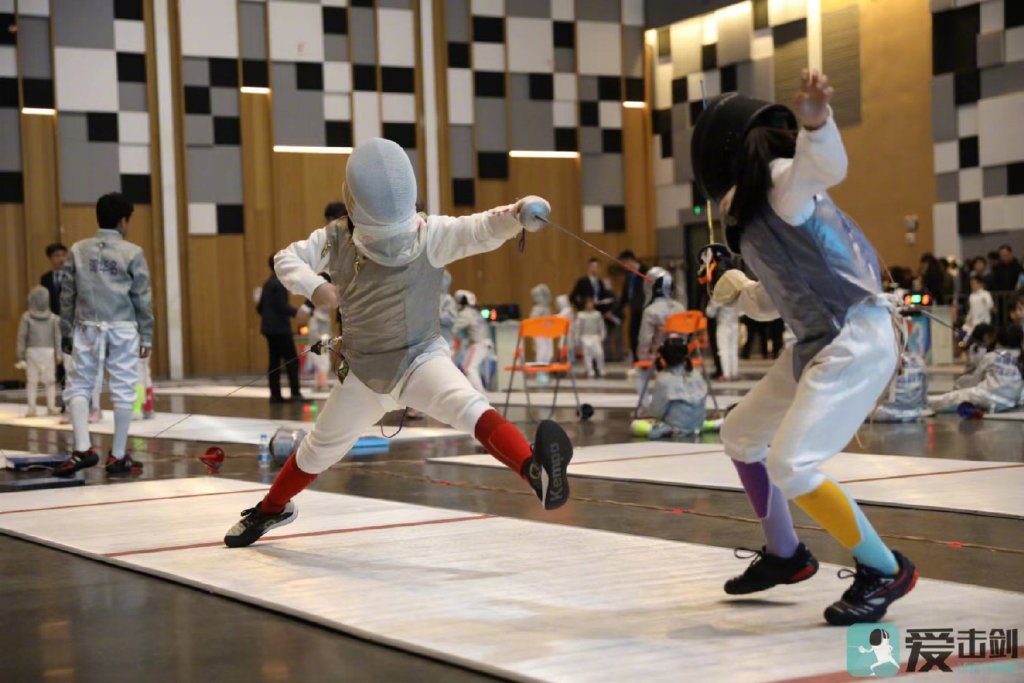 随着雄壮激昂的国歌声响彻场馆,在全体人员庄严肃穆地奏唱完国歌后