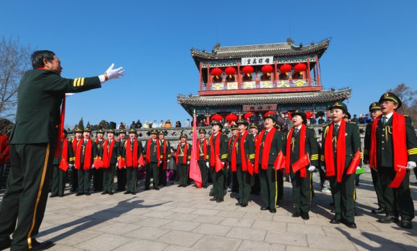 秦皇岛退役军人艺术团演唱歌曲《我和我的祖国》。 记者 李铎 通讯员 王建民 摄