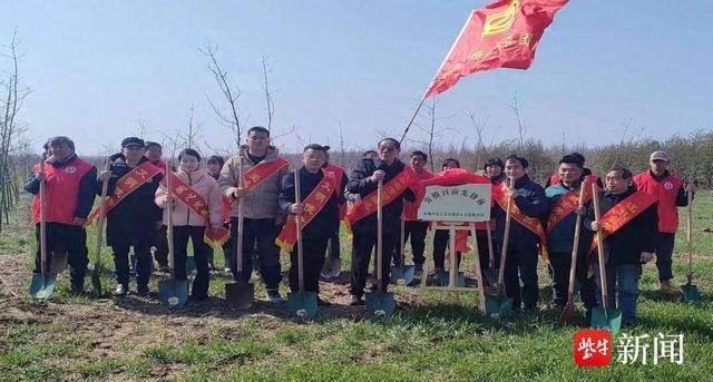 江苏盐城:劳模植树当先锋 绿色家园播文明|劳模_新浪财经_新浪网