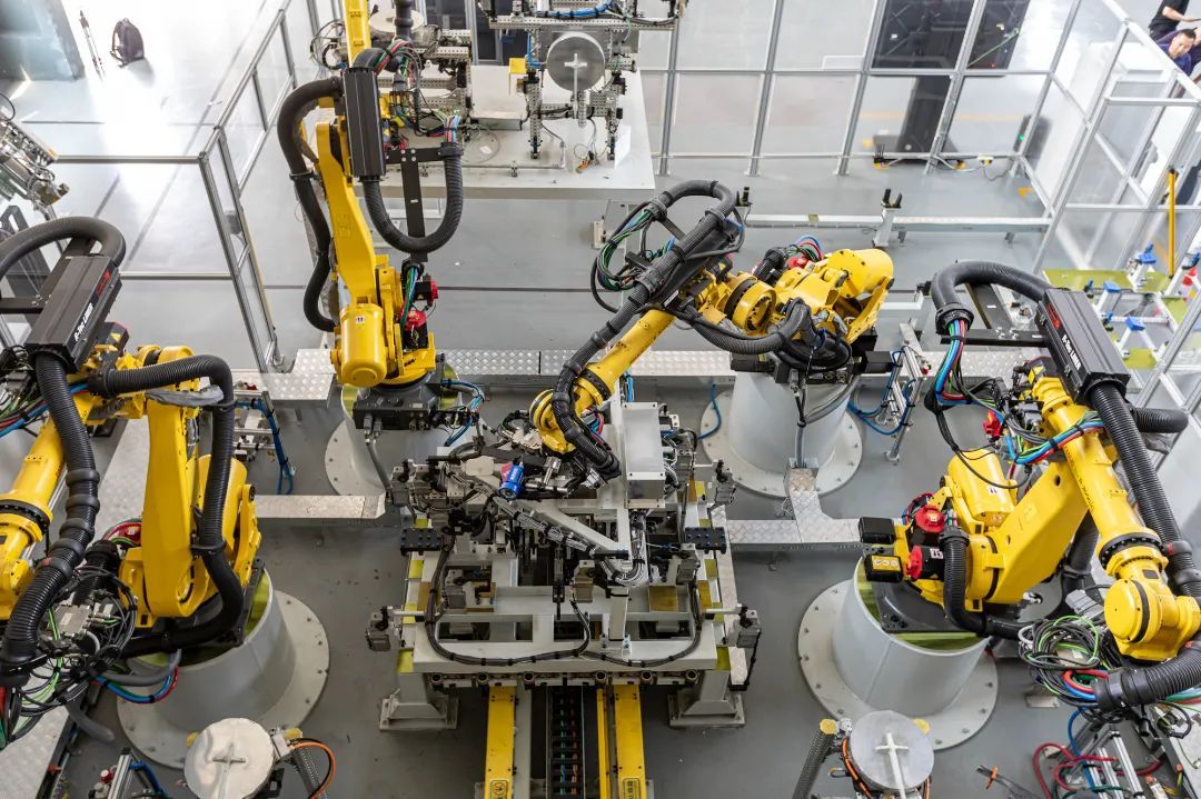 长城汽车生产车间内工业机器人正在自动进行抓取作业 罗大庆 摄