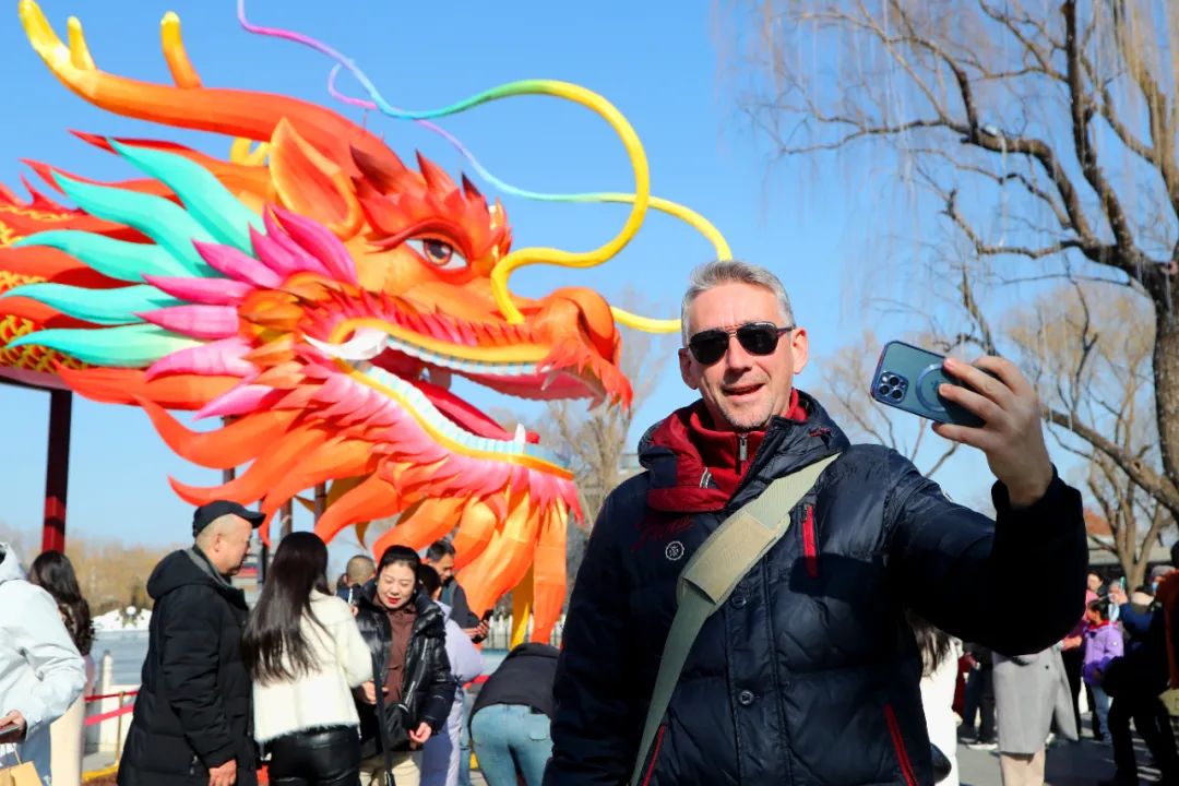 外国游客在中国过春节 本报记者 陈晨 摄