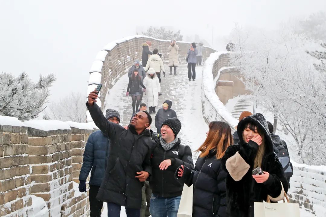 外国游客在八达岭长城游玩 本报记者 陈晨 摄