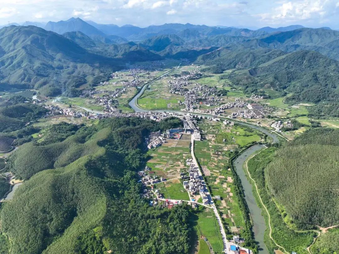 肇庆市怀集县蓝钟镇.梁亮 摄