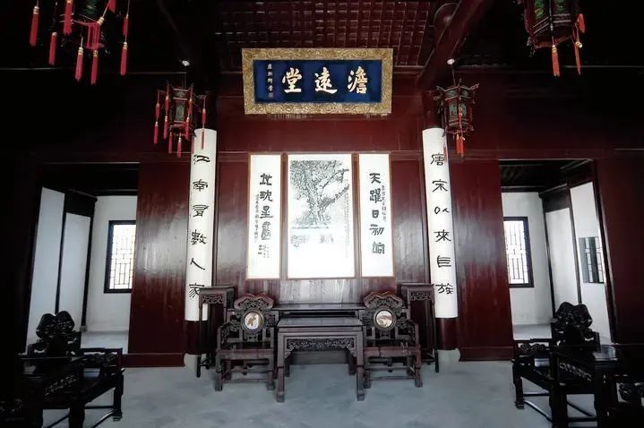 旁边的书房还保留着,少年金庸正是在这间书房里秉烛夜读,打下了最初的