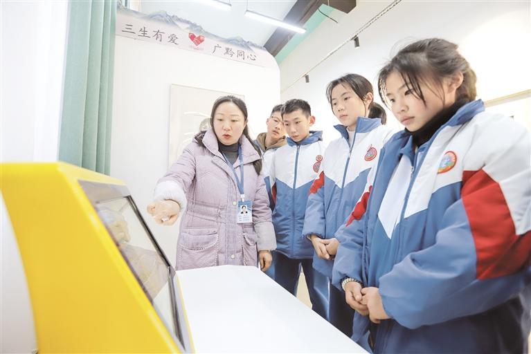 72黔南州独山三中学生在三生教育心理支持空间体验项目,舒缓压力.