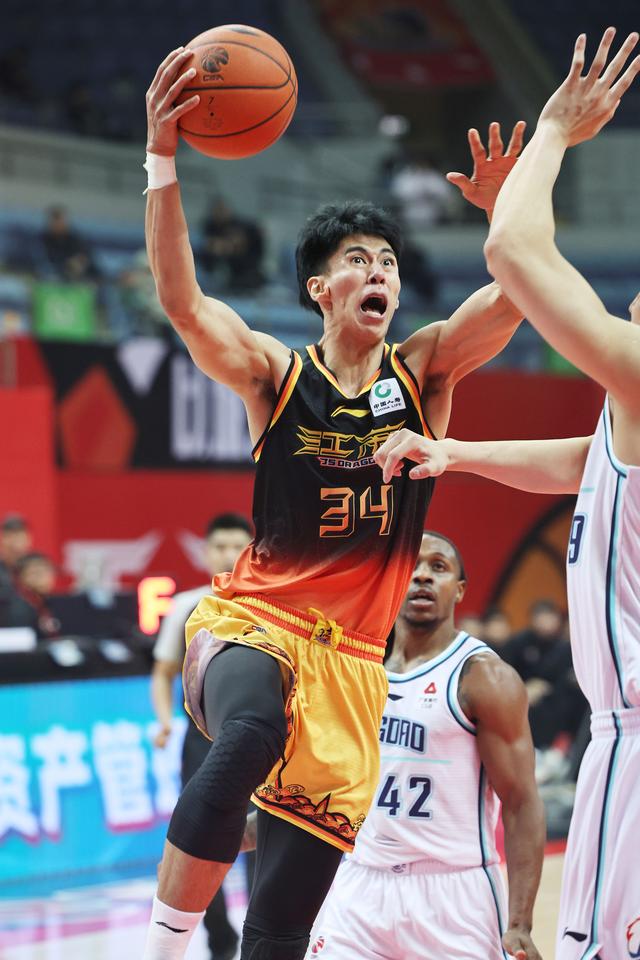 3月11日,江苏肯帝亚队球员吴羽佳在比赛中上篮.新华社发(徐培钦摄)