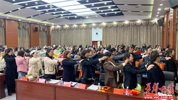 "张鹤林从社会之问,央视之问,当前教育之问出发,引发大家思考,并结合