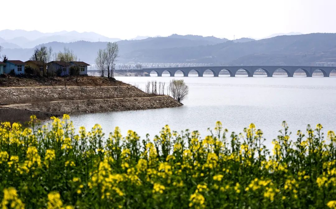 我站在汉水南岸高高的山崖上,遥望"漂浮"在江水中风景如画的故乡十堰