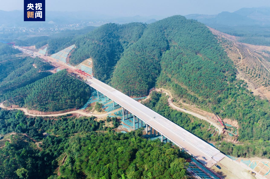 近日,广西龙胜至峒中口岸公路南宁吴圩至上思段一期工程(简称吴上高速