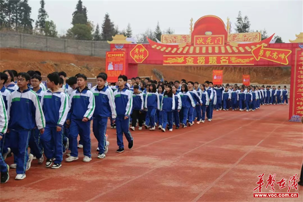 总校校长兼高级中学校长曾鹏翔,总校副校长王世豪,高考部主任段子剑