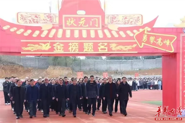 总校校长兼高级中学校长曾鹏翔,总校副校长王世豪,高考部主任段子剑