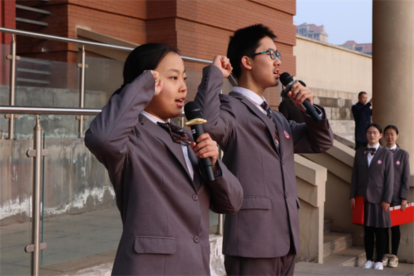 弘扬雷锋精神|烟台二中举行学雷锋主题教育升国旗仪式|学雷锋_新浪