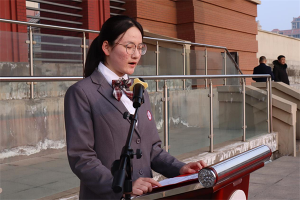 弘扬雷锋精神|烟台二中举行学雷锋主题教育升国旗仪式|学雷锋_新浪