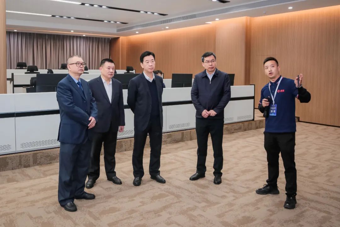 市委书记陈少荣参观华南数据谷算力中心园区ECC运维总监控中心。