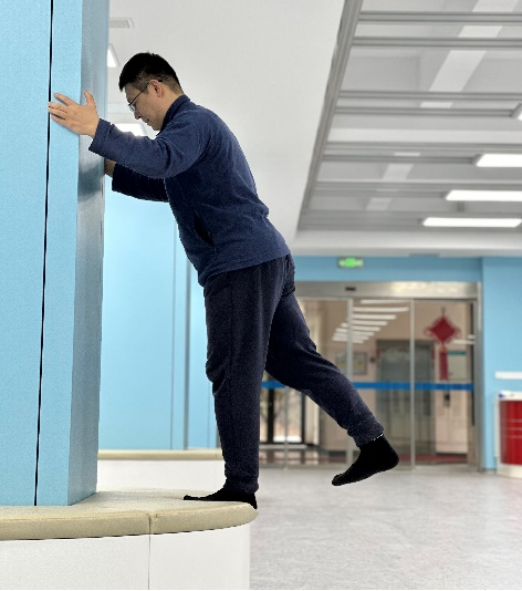 这个功能性训练动作不光对徒步有帮助,还会提升我们的整体健康.